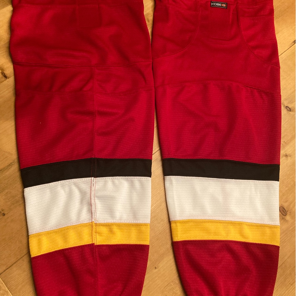 Mens Adult Medium Kobe Hockey Socks Calgary Flames NHL Colours